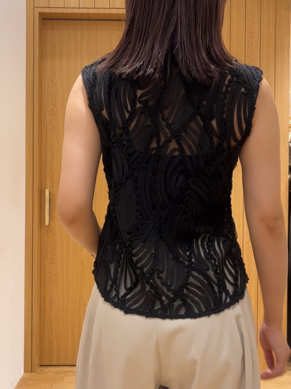 ホワイト系のその他パンツ、ブラック系のシャツ/ブラウス、ブラック系のサンダルを着用したレディースの夏コーディネートの5枚目の写真