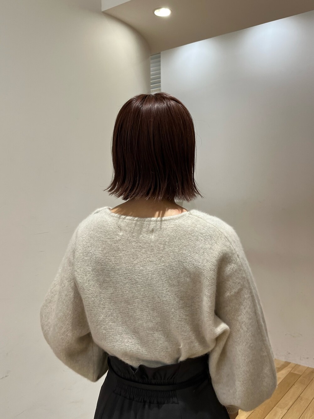 グレー系のその他パンツ、ホワイト系のニット/セーター、シルバー系のブーツを着用したレディースの秋コーディネートの5枚目の写真