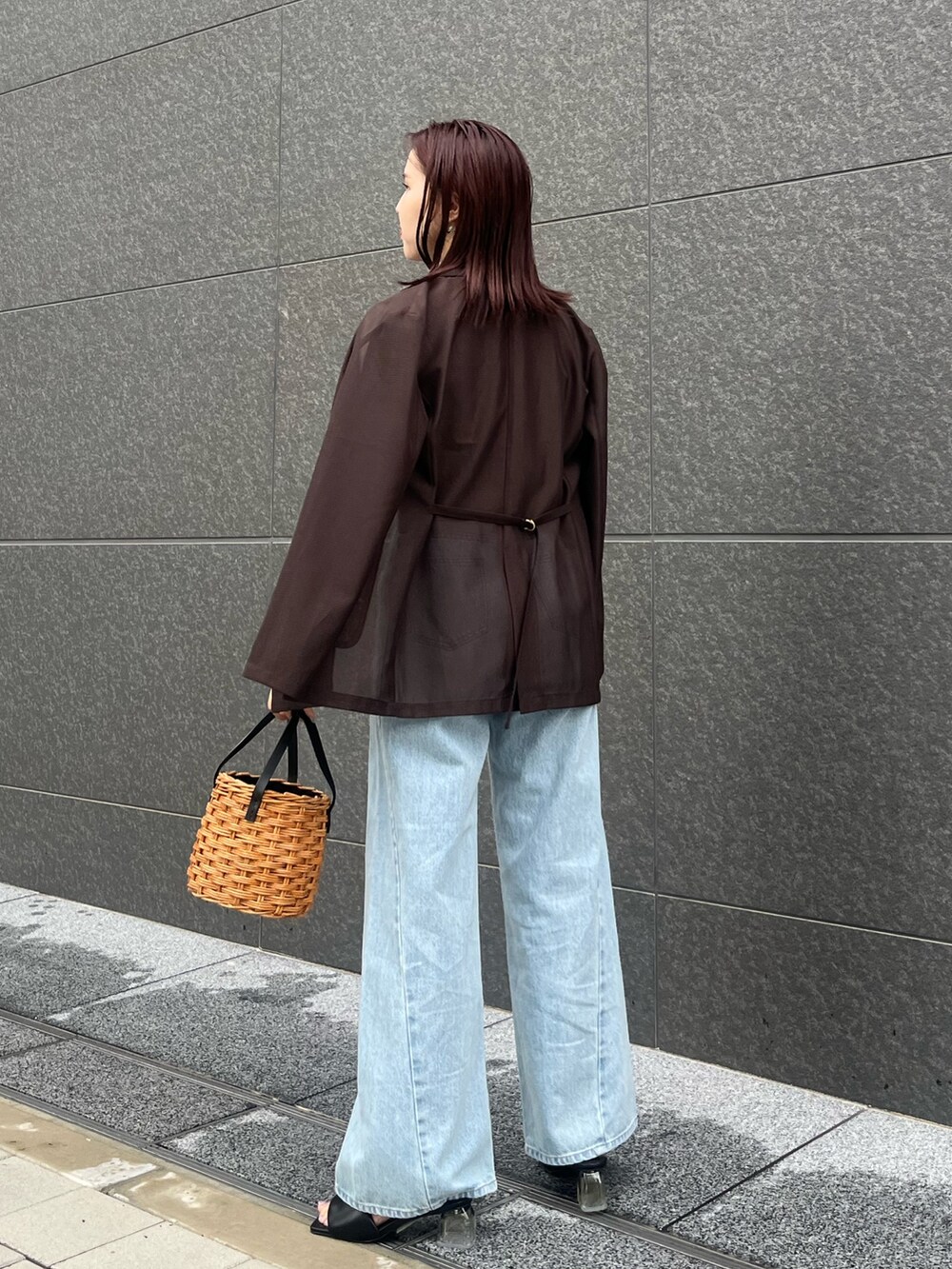 ブラック系のサンダル、ブルー系のデニムパンツ、ブラウン系のテーラードジャケットを着用したレディースの夏コーディネートの3枚目の写真