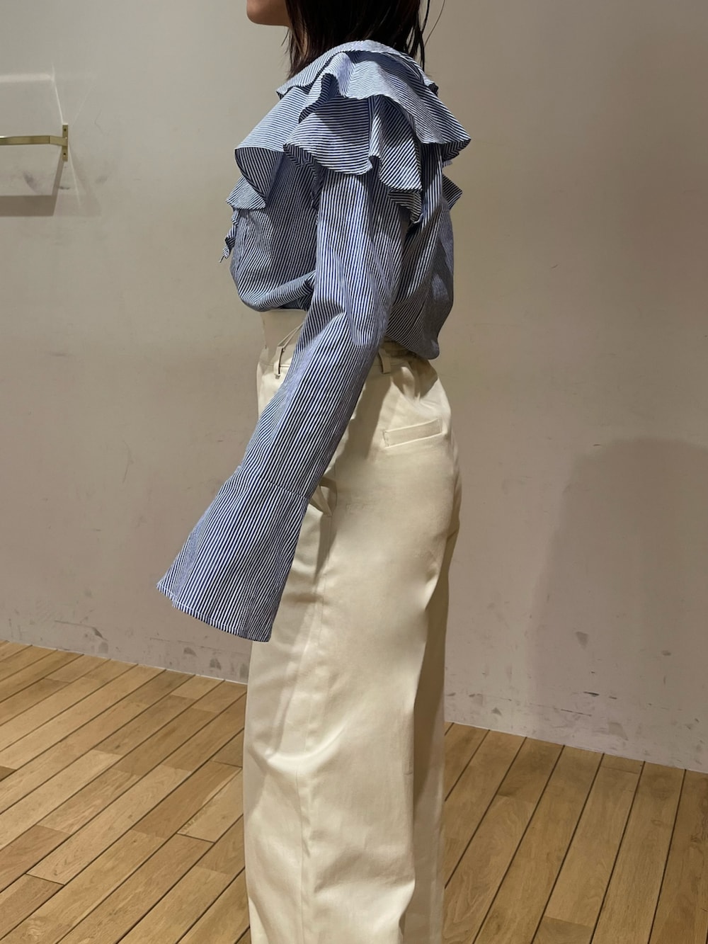 ホワイト系のその他パンツ、その他のシャツ/ブラウス、ホワイト系のサンダルを着用したレディースの春コーディネートの5枚目の写真