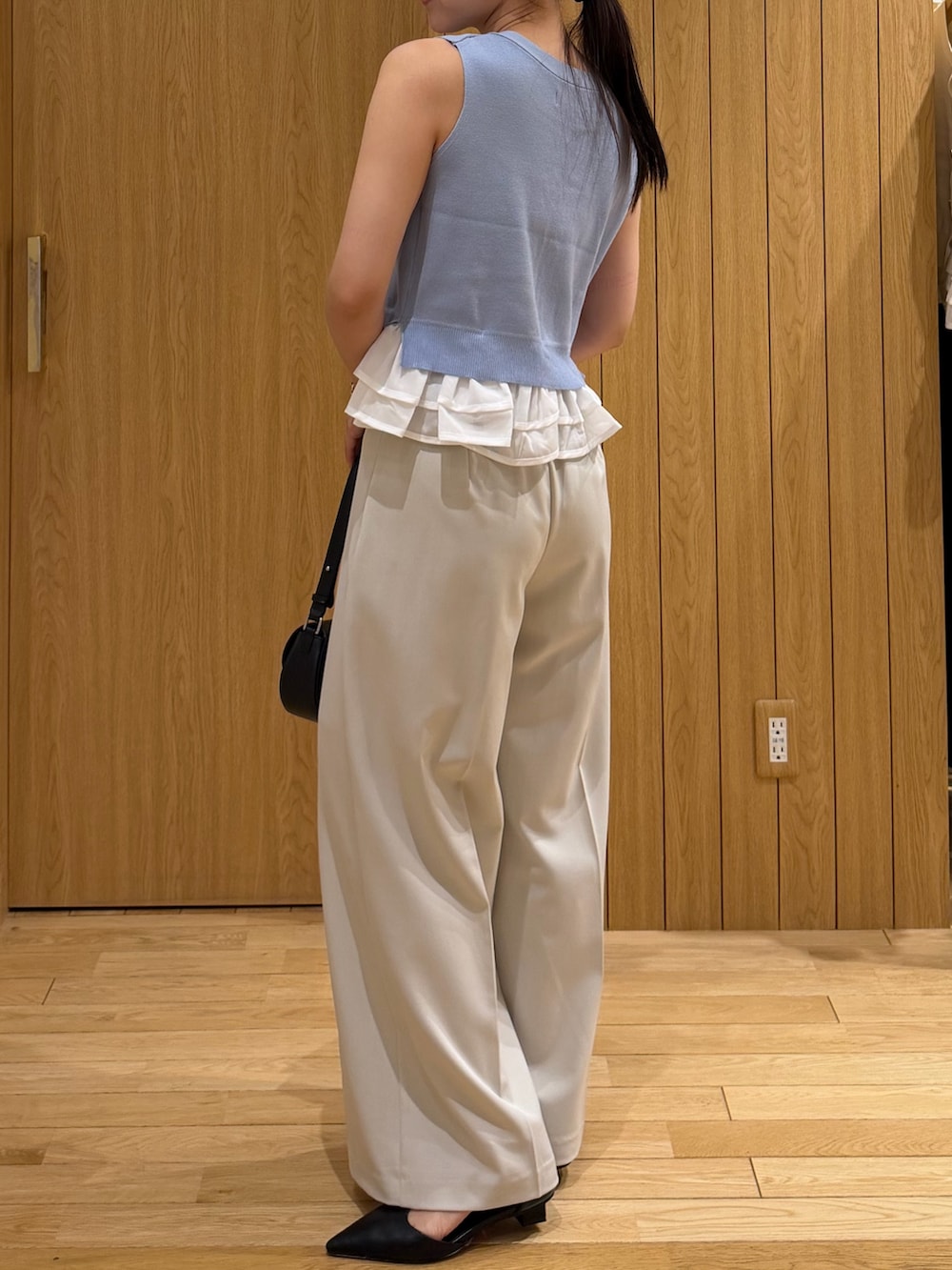ホワイト系のその他パンツ、ブラック系のパンプス、ブラック系のハンドバッグを着用したレディースの夏コーディネートの2枚目の写真