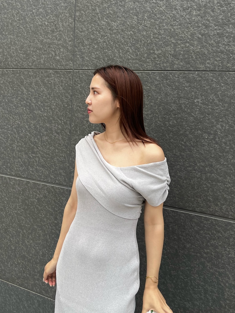 ブラウン系のパンプス、グレー系のワンピースを着用したレディースの夏コーディネートの4枚目の写真