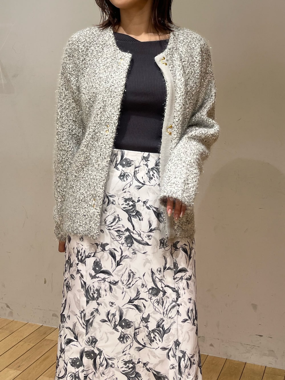 グレー系のスカート、グレー系のニット/セーター、グレー系のカーディガン/ボレロを着用したレディースの冬コーディネートの4枚目の写真