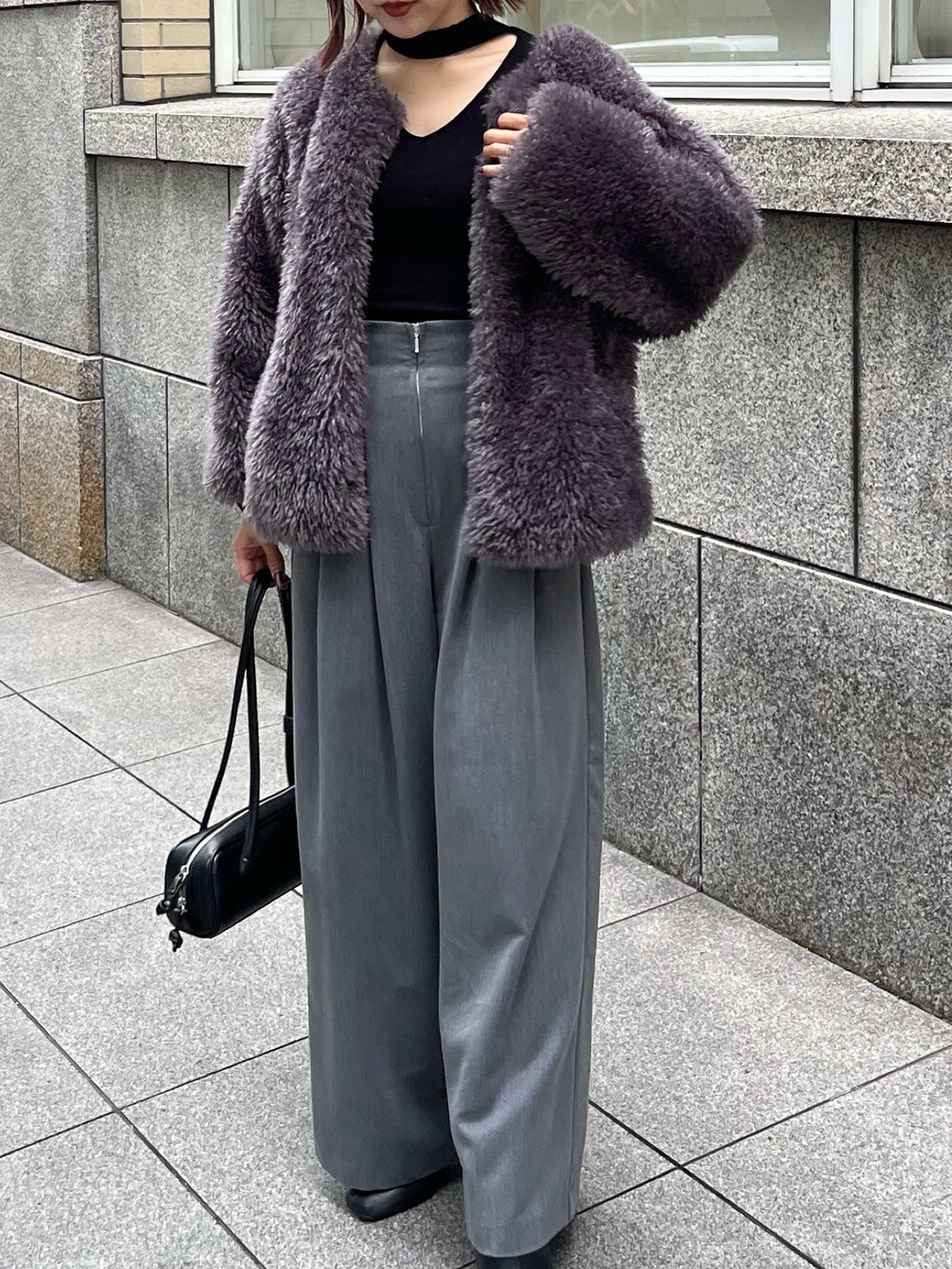 グレー系のその他パンツ、グレー系のブルゾン、ブラック系のショルダーバッグを着用したレディースの秋コーディネートの4枚目の写真