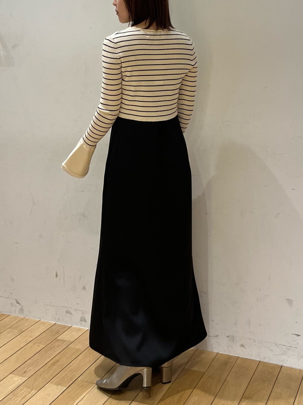 シルバー系のブーツ、その他のワンピースを着用したレディースの冬コーディネートの3枚目の写真