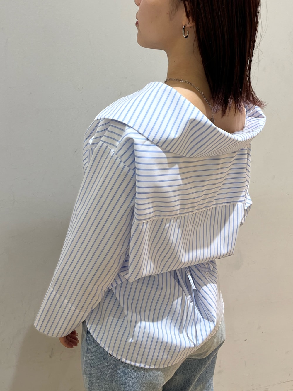 ブルー系のデニムパンツ、シルバー系のサンダル、その他のシャツ/ブラウスを着用したレディースの春コーディネートの7枚目の写真