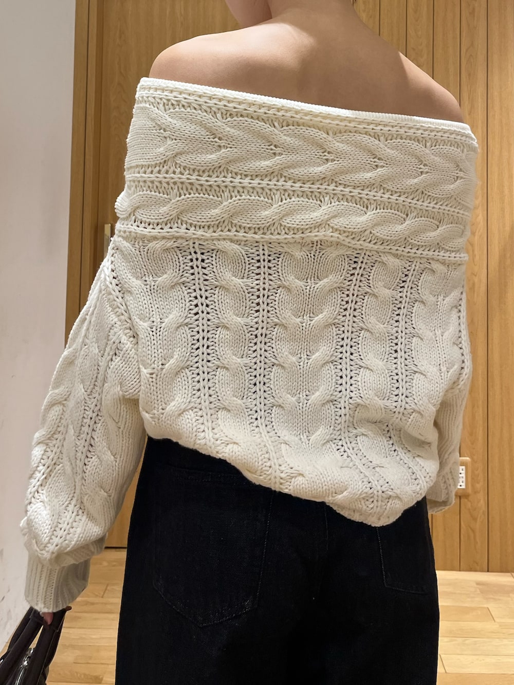 ブラウン系のパンプス、ブラウン系のボストンバッグ、ホワイト系のニット/セーターを着用したレディースの秋コーディネートの6枚目の写真