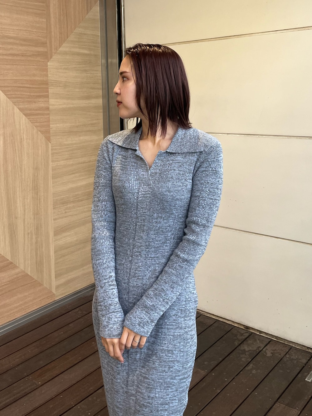 ブルー系のワンピースを着用したレディースの冬コーディネートの4枚目の写真