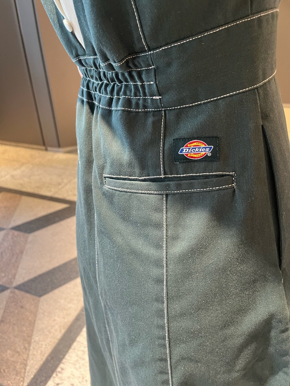 ブラウン系のパンプス、ブラウン系のボストンバッグ、ホワイト系のTシャツ/カットソーを着用したレディースの夏コーディネートの7枚目の写真