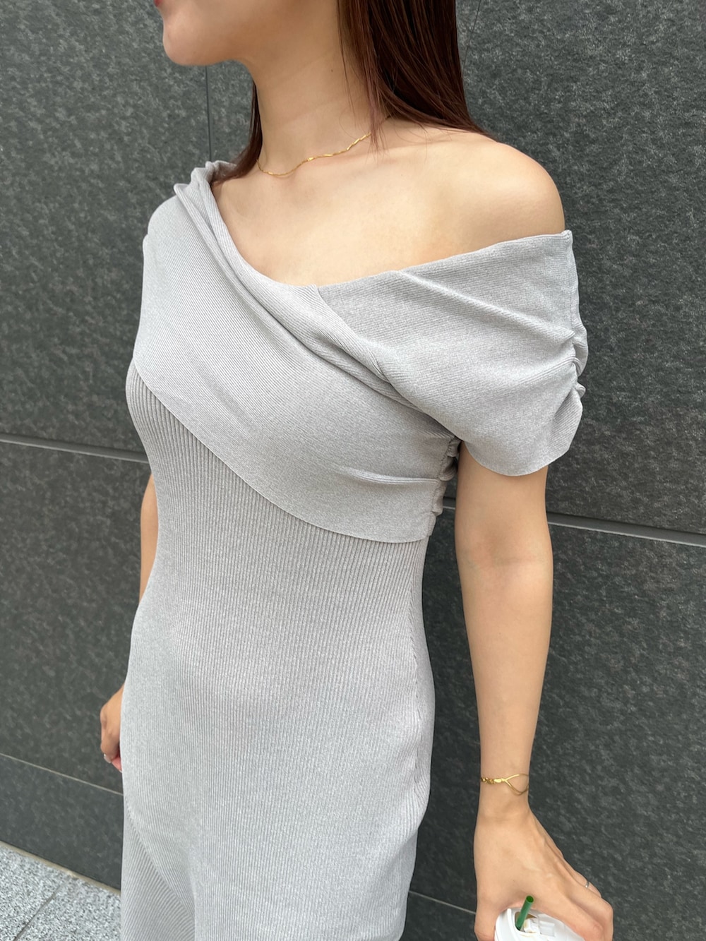 ブラウン系のパンプス、グレー系のワンピースを着用したレディースの夏コーディネートの8枚目の写真