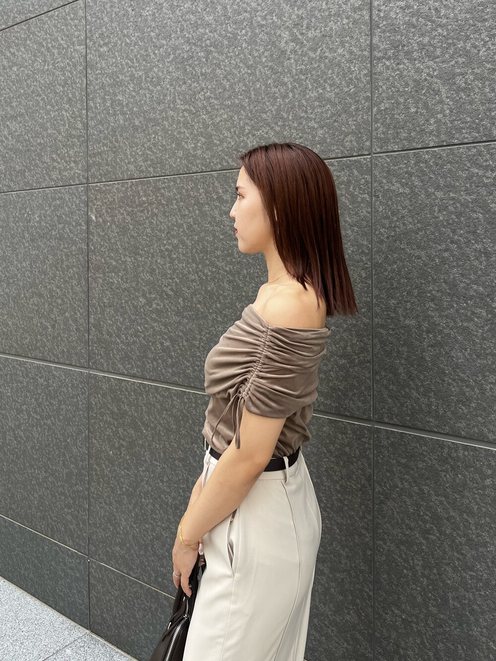 ベージュ系のパンプス、ブラウン系のボストンバッグ、ブラウン系のTシャツ/カットソーを着用したレディースの夏コーディネートの5枚目の写真