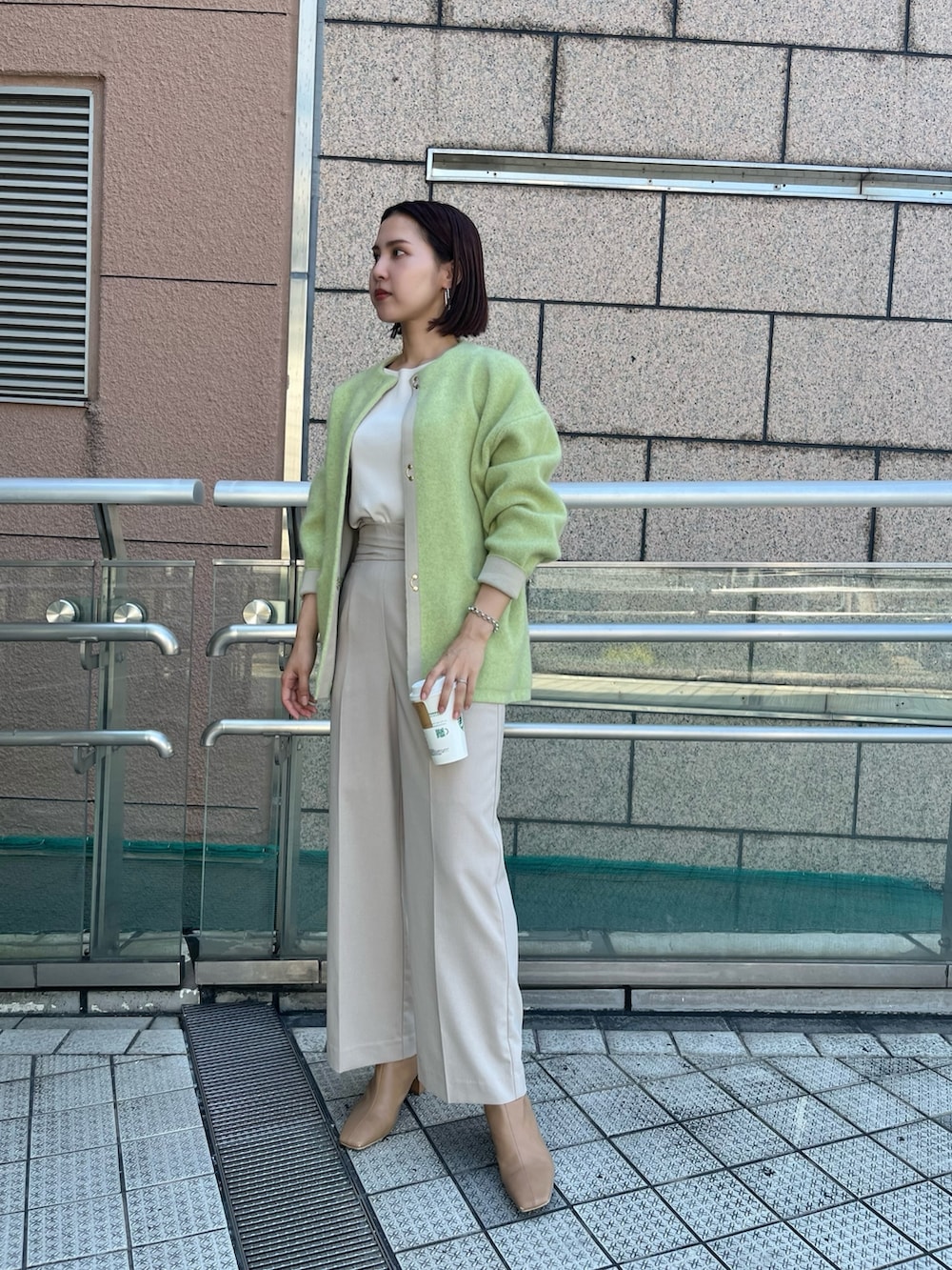 グリーン系のカーディガン/ボレロ、ホワイト系のその他パンツ、ホワイト系のニット/セーターを着用したレディースの夏コーディネートの4枚目の写真