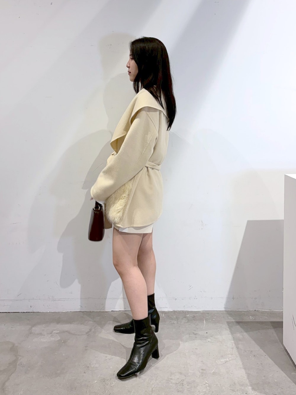 ホワイト系のその他パンツ、その他のカーディガン/ボレロ、イエロー系のその他アウターを着用したレディースの秋コーディネートの2枚目の写真