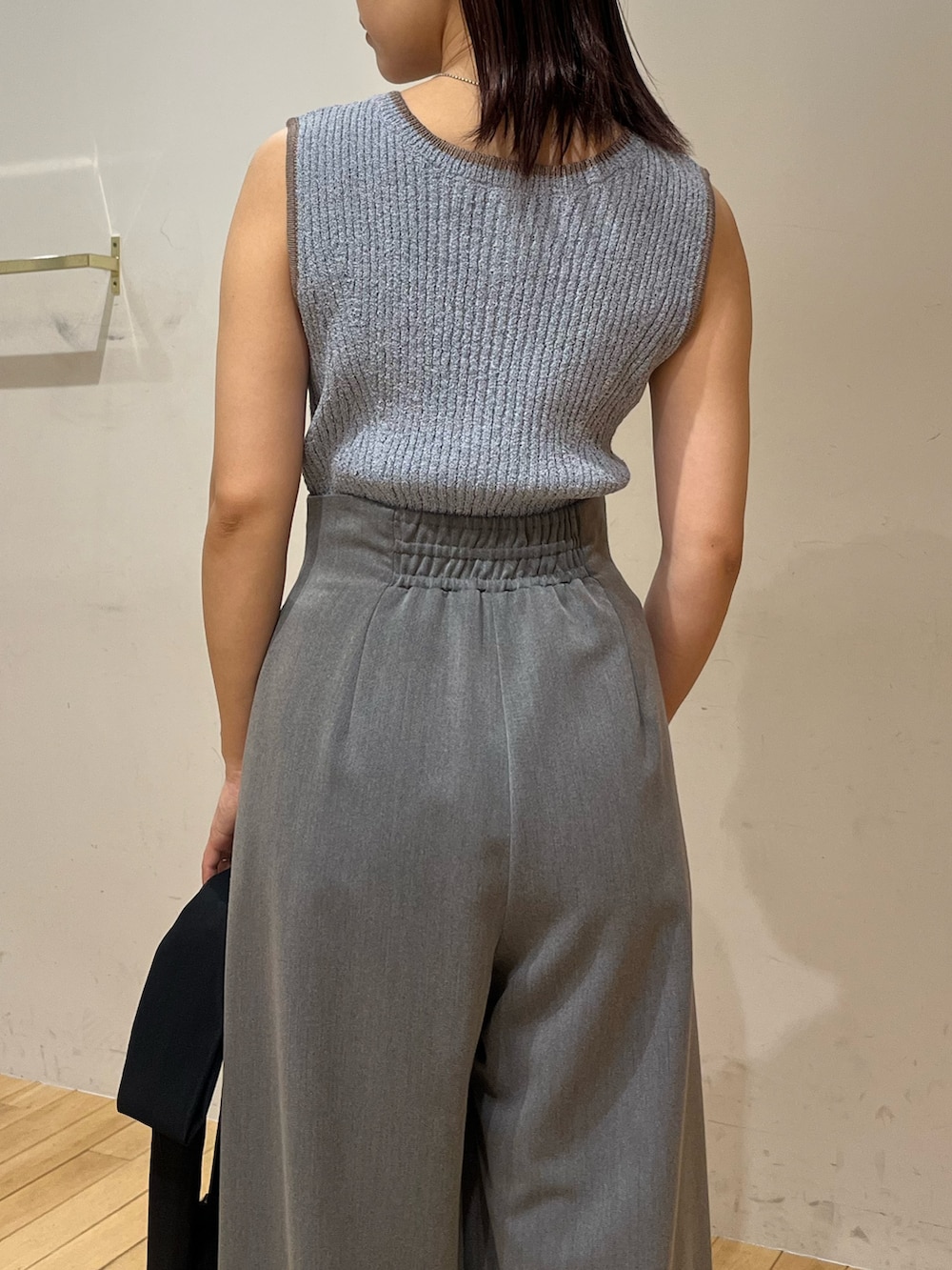 ブルー系のニット/セーター、グレー系のその他パンツ、ブラック系のサンダルを着用したレディースの夏コーディネートの6枚目の写真