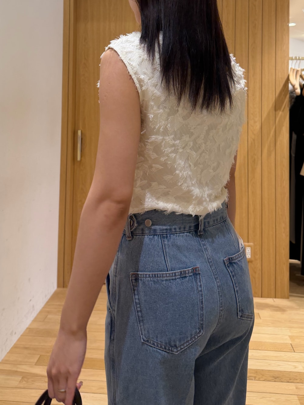 ブルー系のデニムパンツ、ホワイト系のシャツ/ブラウス、ベージュ系のブルゾンを着用したレディースの春コーディネートの6枚目の写真