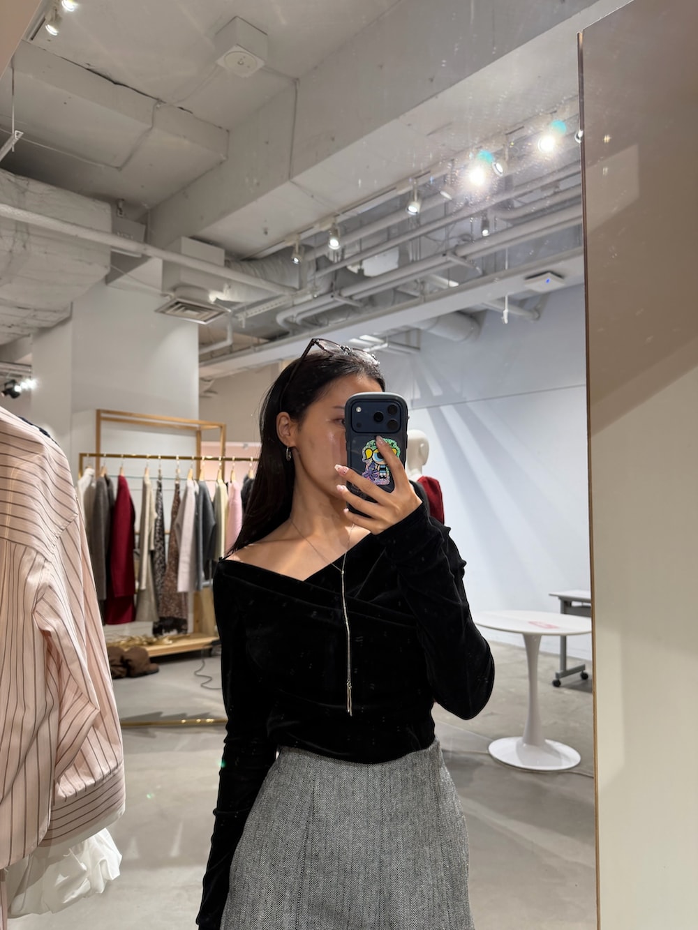 ブラック系のTシャツ/カットソー、ブラック系のブーツ、ブラック系のその他パンツを着用したレディースの秋コーディネートの6枚目の写真