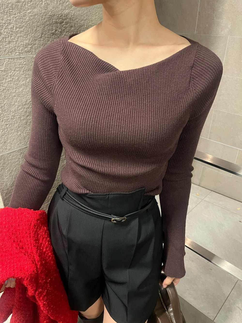 ブラウン系のブーツ、ブラック系のその他パンツ、レッド系のその他アウターを着用したレディースの冬コーディネートの6枚目の写真