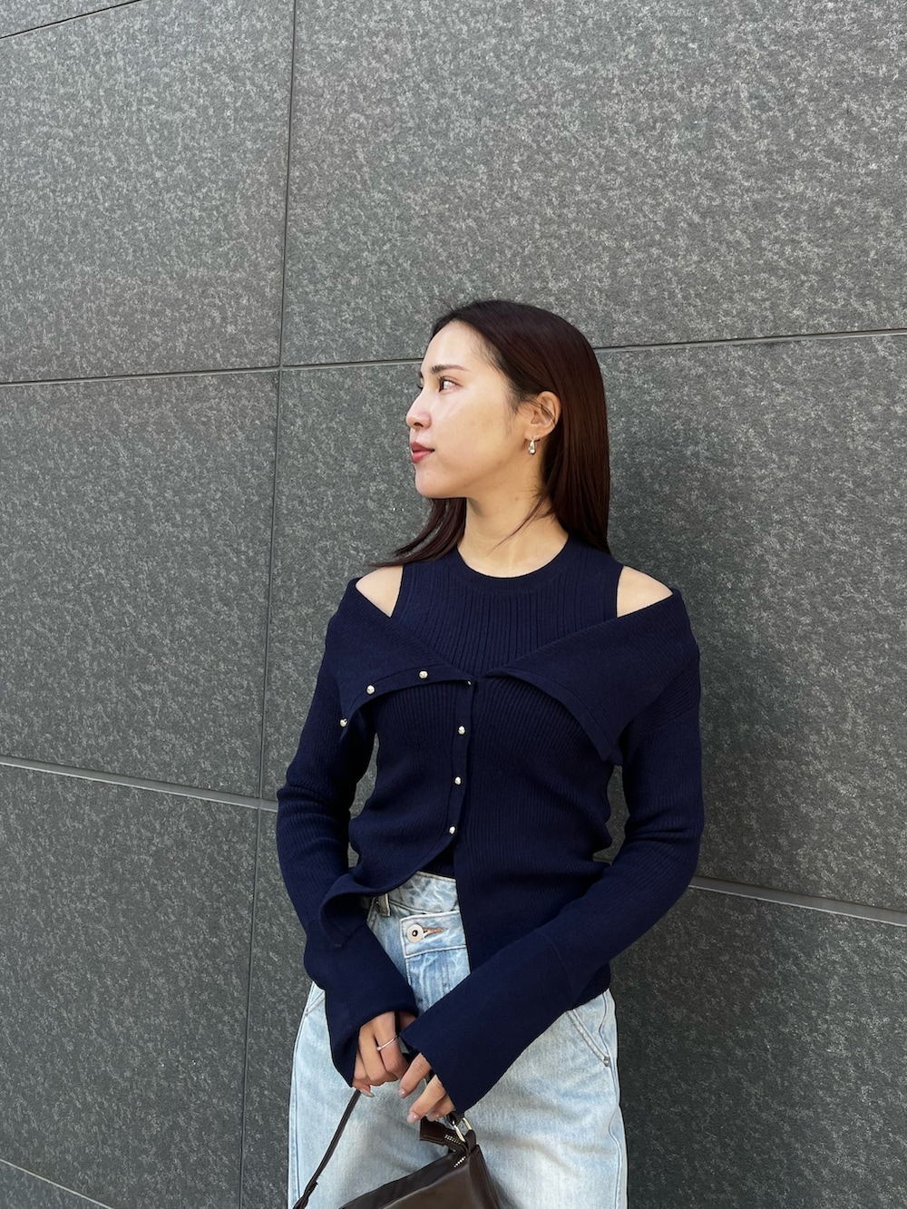 ブルー系のアンサンブル、ブルー系のデニムパンツ、ホワイト系のブルゾンを着用したレディースの冬コーディネートの6枚目の写真