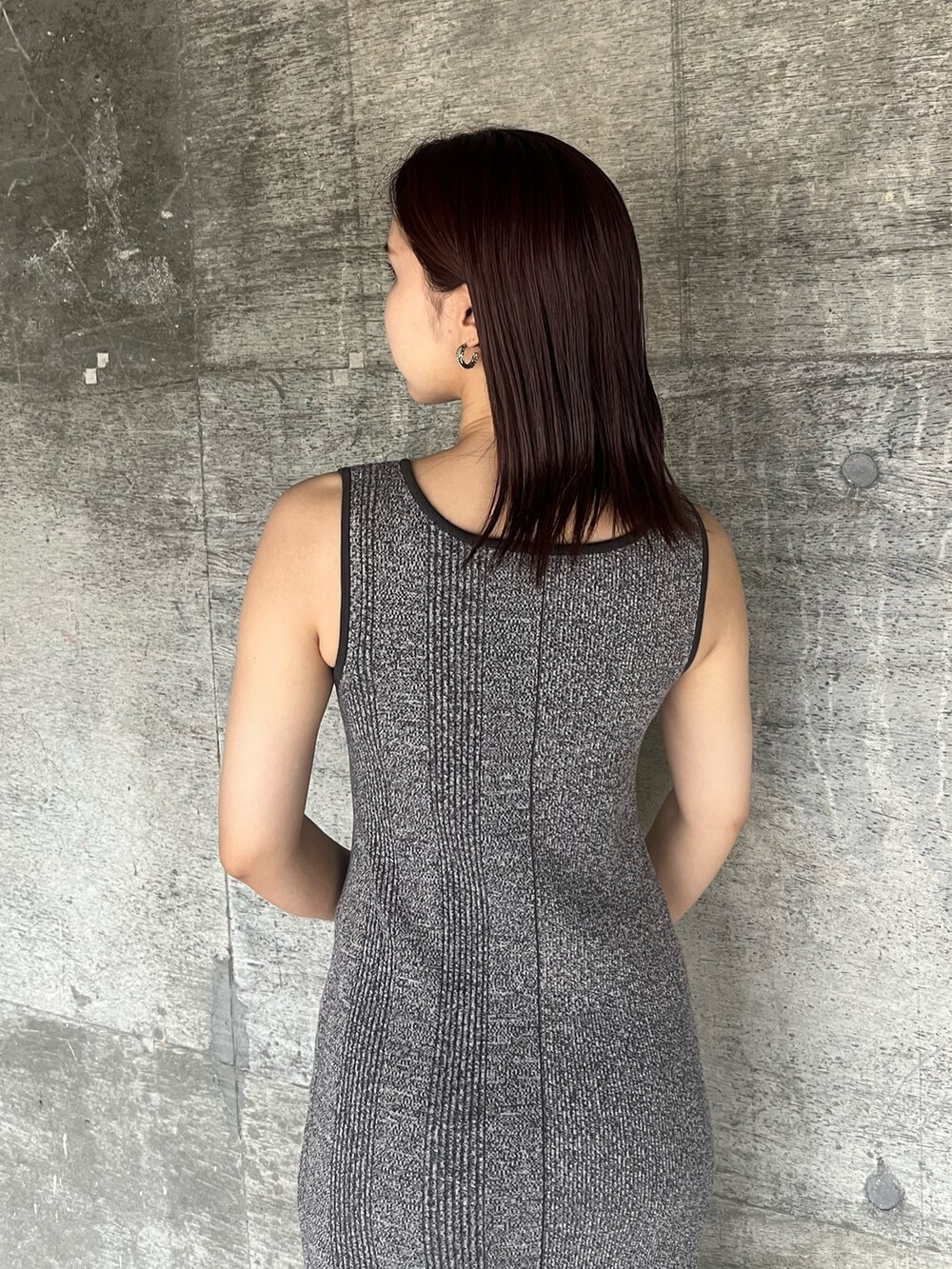 ブラック系のサンダル、グレー系のワンピース、ブラウン系のハンドバッグを着用したレディースの夏コーディネートの6枚目の写真