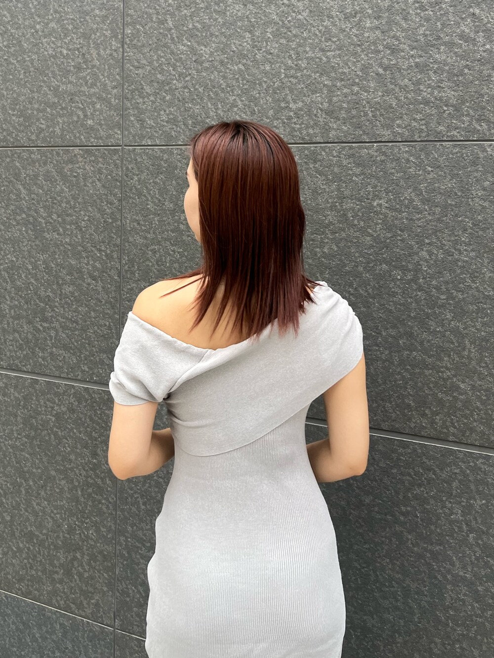 ブラウン系のパンプス、グレー系のワンピースを着用したレディースの夏コーディネートの6枚目の写真