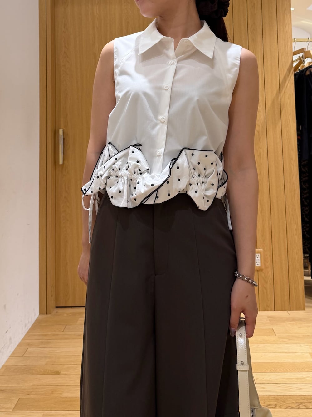 ブラウン系のその他パンツ、ホワイト系のシャツ/ブラウス、ブラウン系のサンダルを着用したレディースの夏コーディネートの4枚目の写真