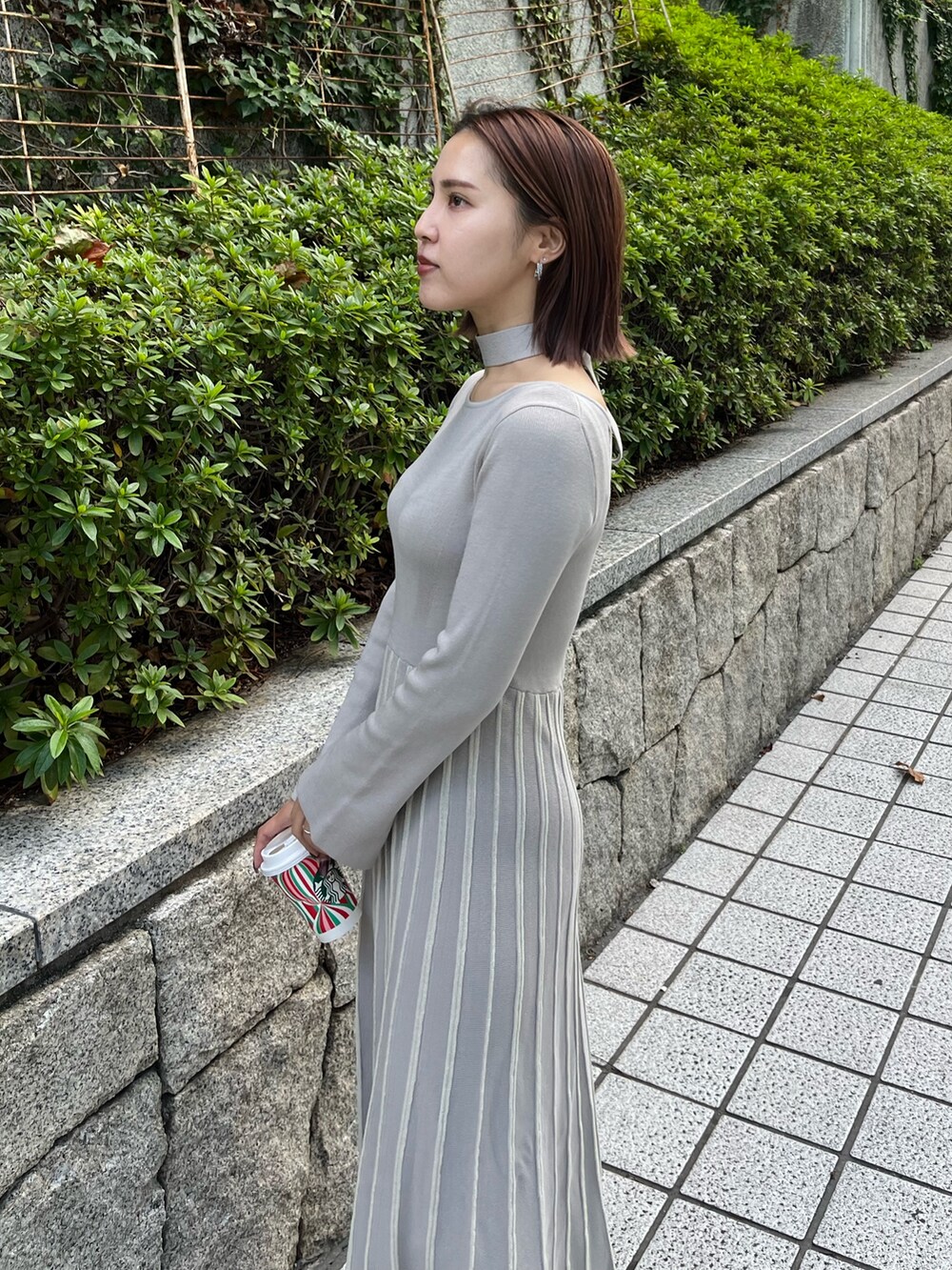 グレー系のワンピースを着用したレディースの秋コーディネートの5枚目の写真