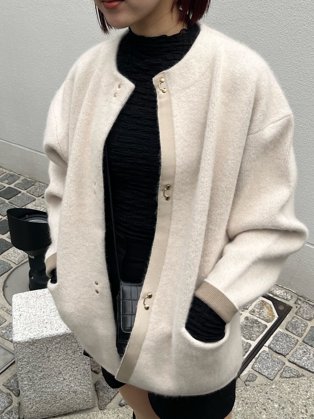 ブラック系のTシャツ/カットソー、ピンク系のカーディガン/ボレロを着用したレディースの秋コーディネートの6枚目の写真