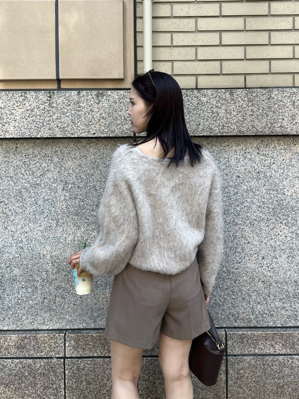 ブラウン系のその他パンツ、ブラウン系のハンドバッグ、ブラック系のブーツを着用したレディースの秋コーディネートの6枚目の写真