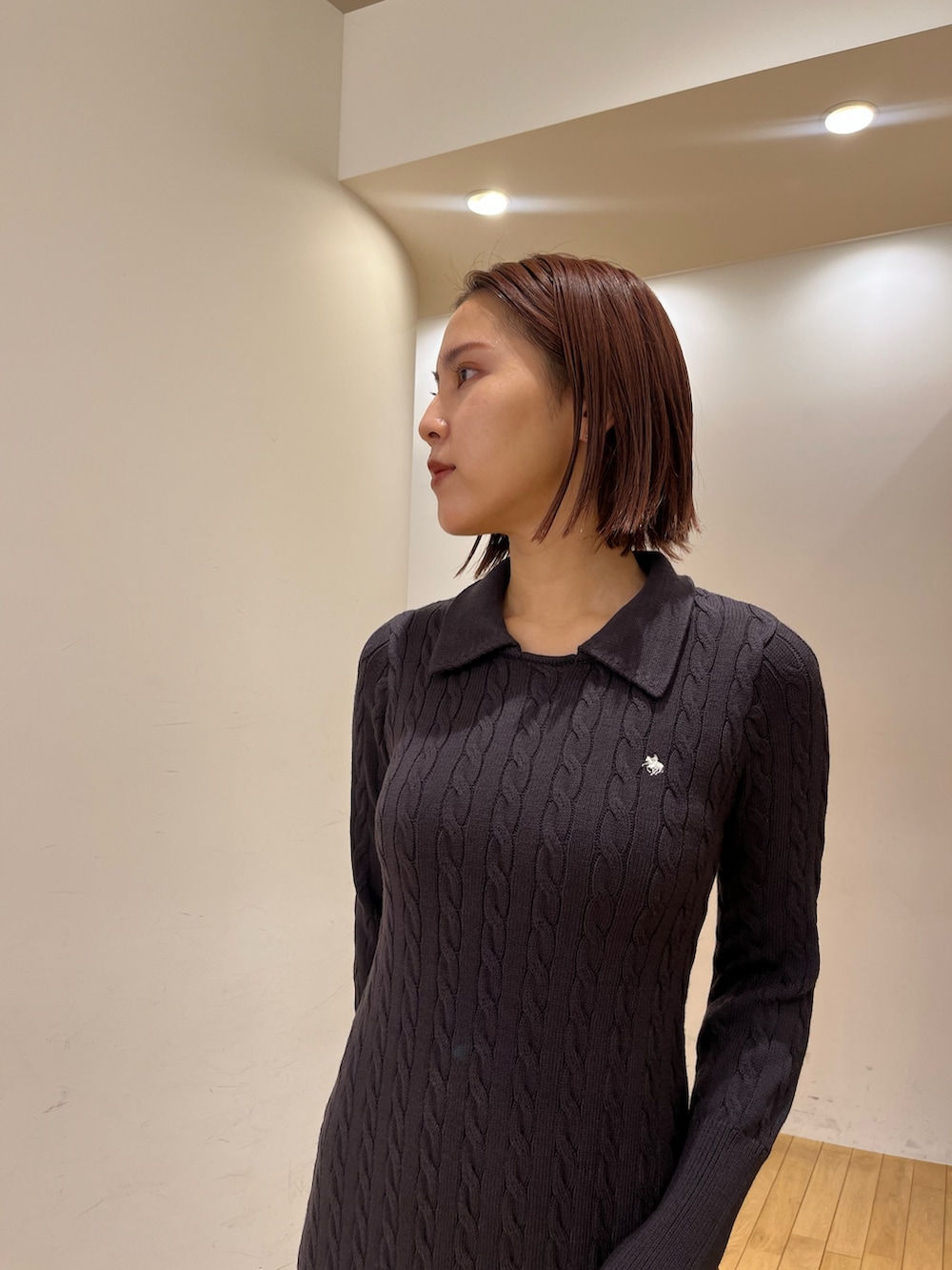 ブラック系のショルダーバッグ、シルバー系のブーツ、グレー系のワンピースを着用したレディースの秋コーディネートの4枚目の写真