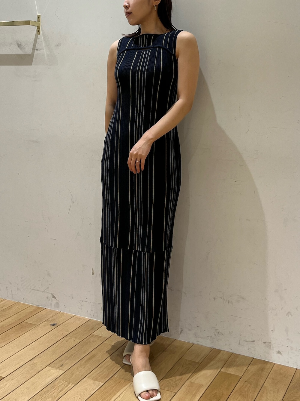 ブルー系のワンピース、ホワイト系のシャツ/ブラウス、ホワイト系のサンダルを着用したレディースの春コーディネートの4枚目の写真