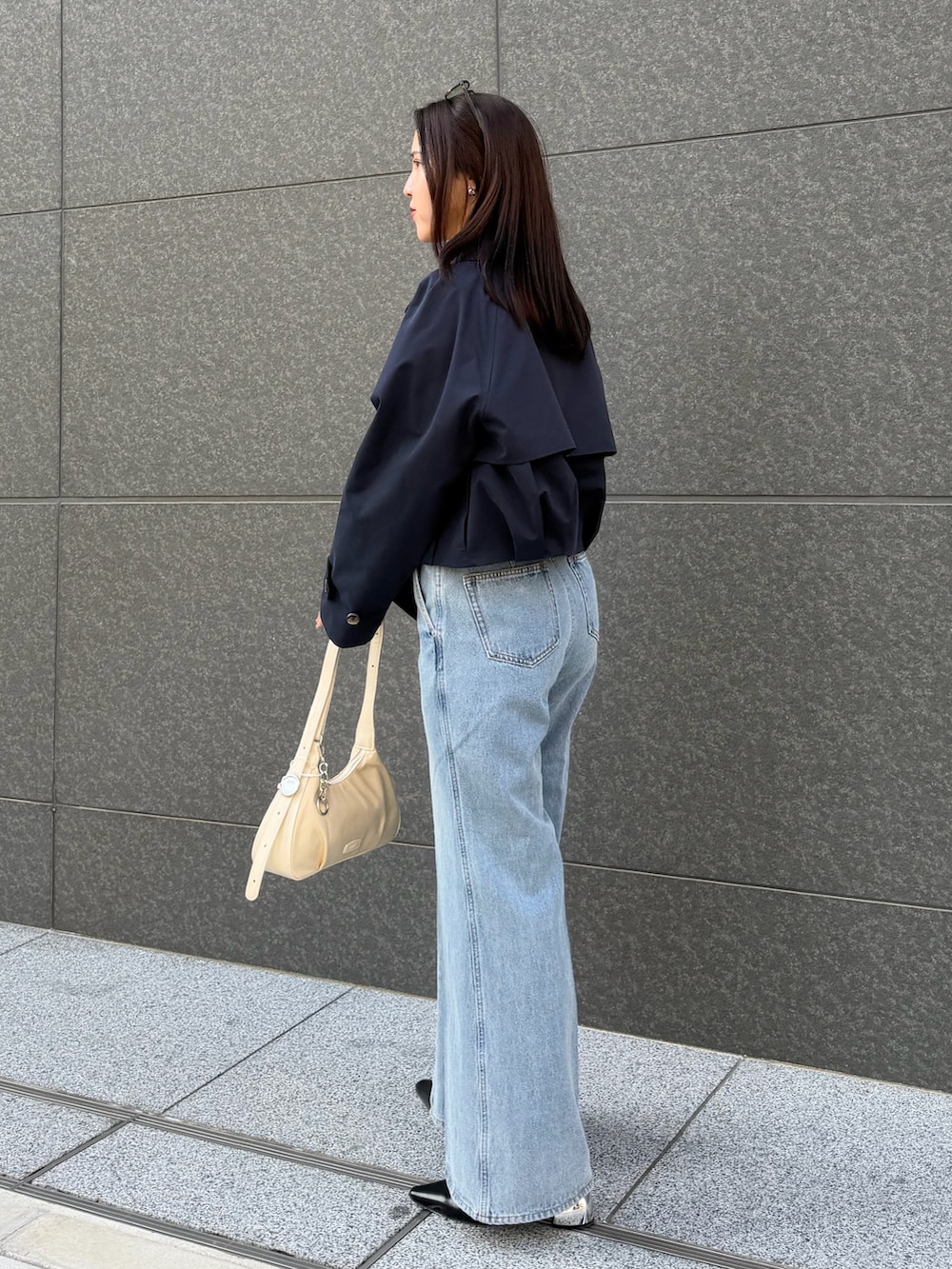 ピンク系のシャツ/ブラウス、ブルー系のデニムパンツ、ブルー系のブルゾンを着用したレディースの春コーディネートの2枚目の写真