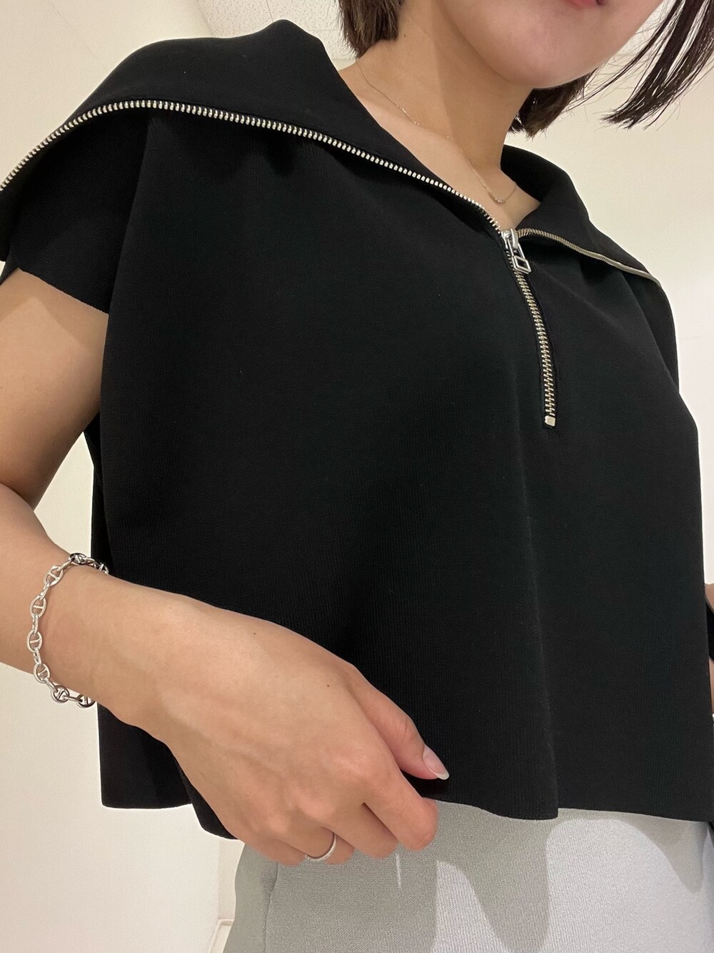 ブラック系のショルダーバッグ、ブラック系のサンダル、ブルー系のスカートを着用したレディースの春コーディネートの4枚目の写真