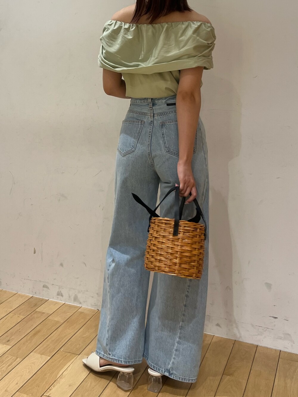 グリーン系のシャツ/ブラウス、ブルー系のデニムパンツ、ホワイト系のサンダルを着用したレディースの春コーディネートの2枚目の写真