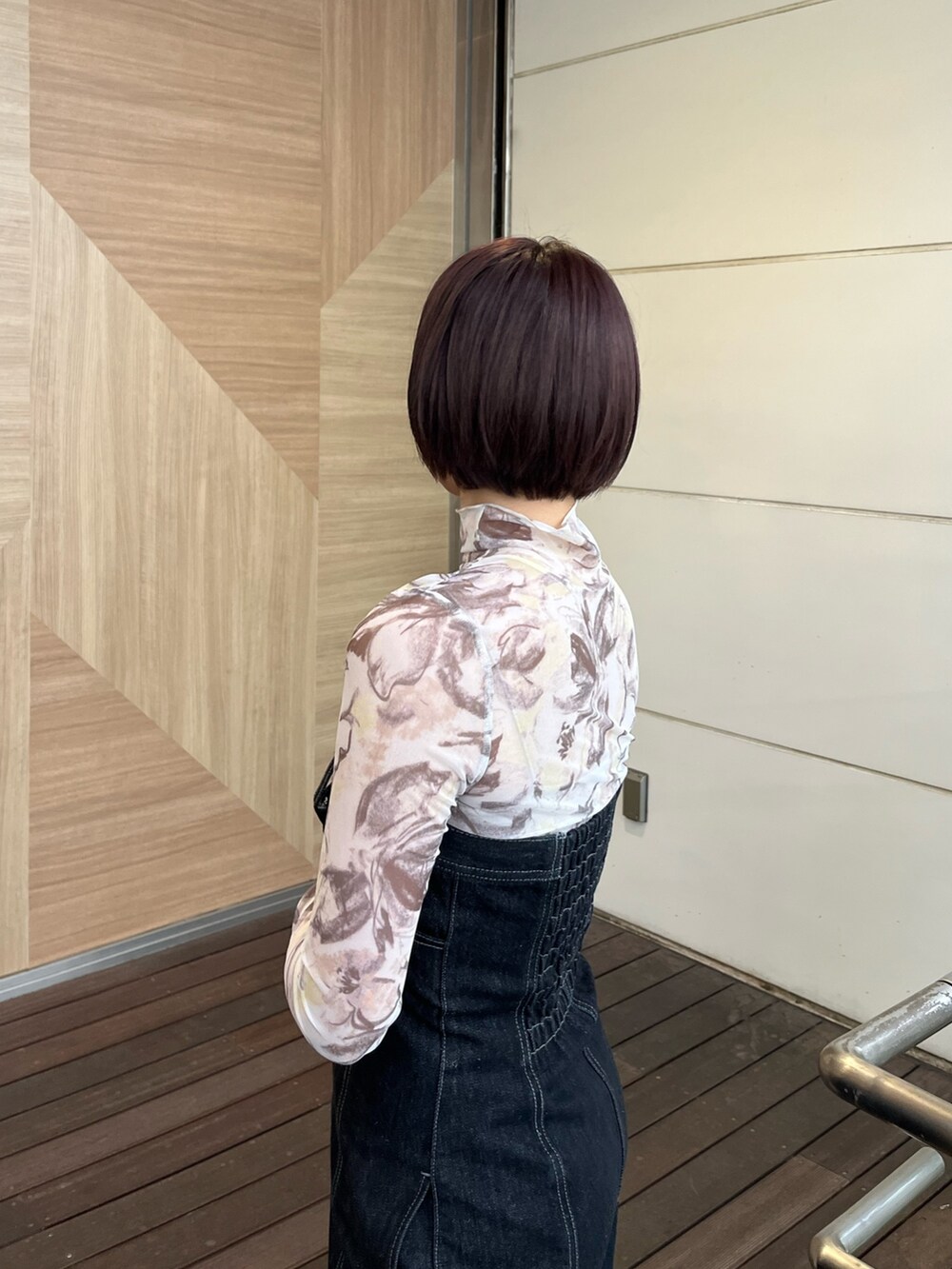 ホワイト系のパンプス、ホワイト系のショルダーバッグ、ブラック系のワンピースを着用したレディースの春コーディネートの4枚目の写真