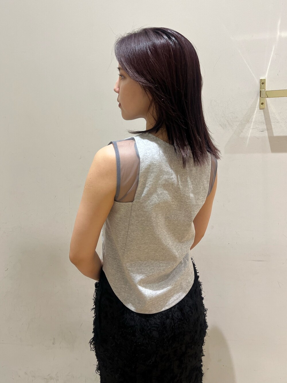 ブラック系のスカート、グレー系のTシャツ/カットソー、ブラウン系のハンドバッグを着用したレディースの夏コーディネートの5枚目の写真