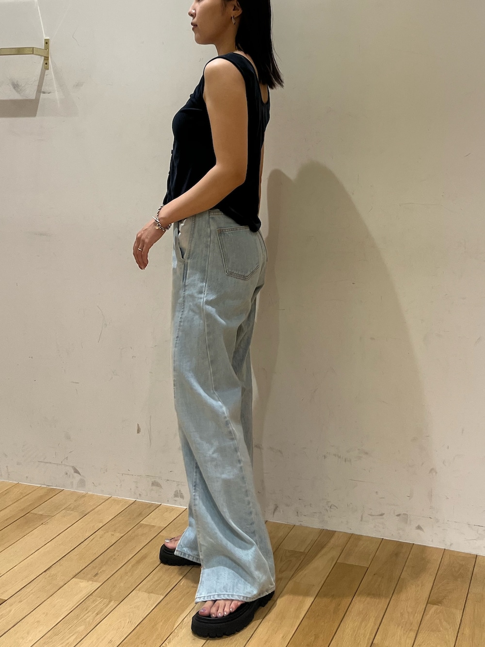 ブルー系のデニムパンツ、ブルー系のTシャツ/カットソーを着用したレディースの夏コーディネートの2枚目の写真