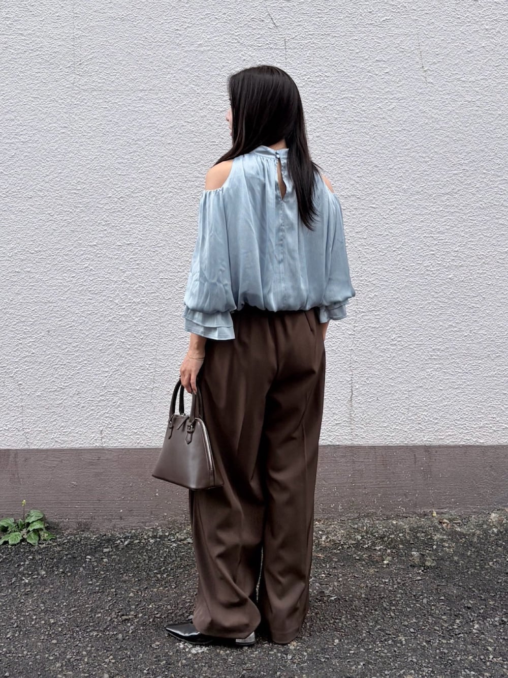 ブラウン系のその他パンツ、ブルー系のシャツ/ブラウスを着用したレディースの夏コーディネートの3枚目の写真