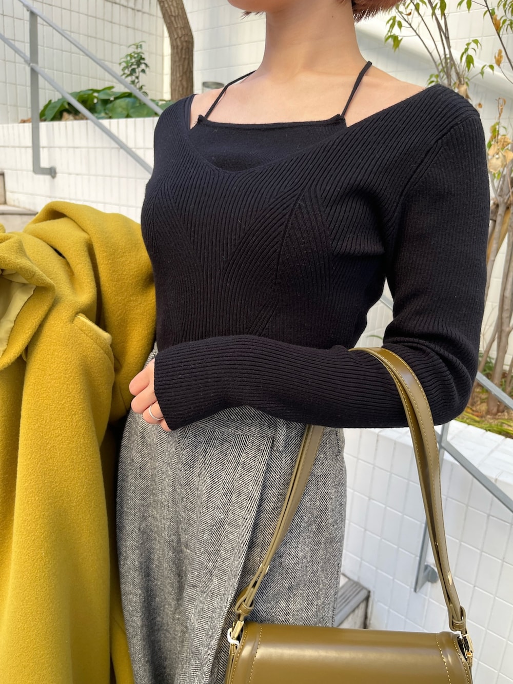 グリーン系のチェスターコート、ブラック系のその他パンツ、ブラック系のニット/セーターを着用したレディースの冬コーディネートの8枚目の写真