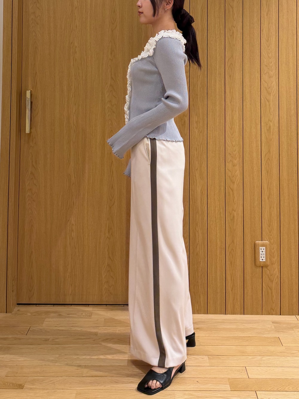 ホワイト系のその他パンツ、ブルー系のニット/セーター、ブラック系のサンダルを着用したレディースの春コーディネートの2枚目の写真