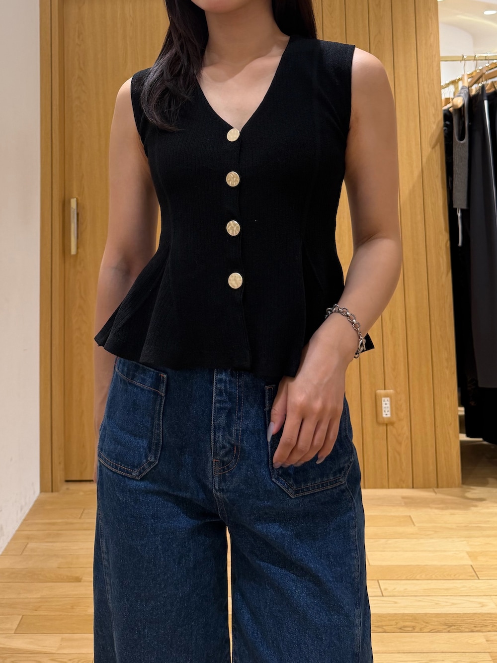 ブルー系のデニムパンツ、ブラック系のニット/セーターを着用したレディースの夏コーディネートの4枚目の写真