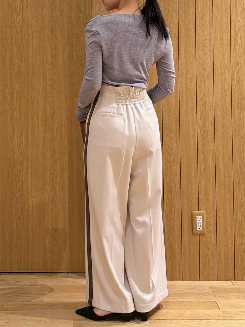 ホワイト系のその他パンツ、グレー系のTシャツ/カットソー、ブラウン系のハンドバッグを着用したレディースの冬コーディネートの3枚目の写真