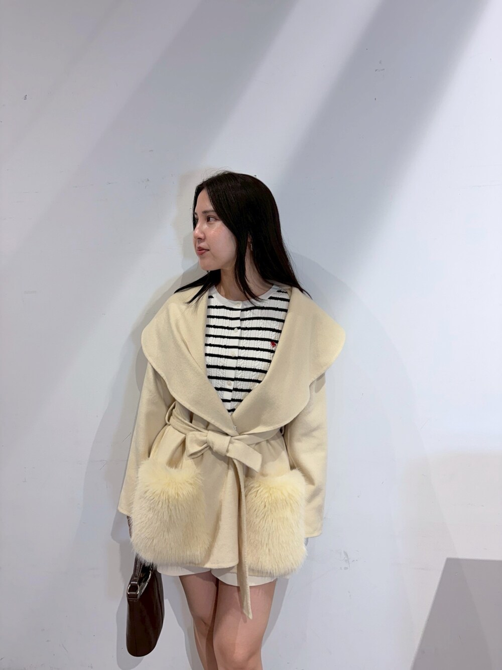 ホワイト系のその他パンツ、その他のカーディガン/ボレロ、イエロー系のその他アウターを着用したレディースの秋コーディネートの4枚目の写真