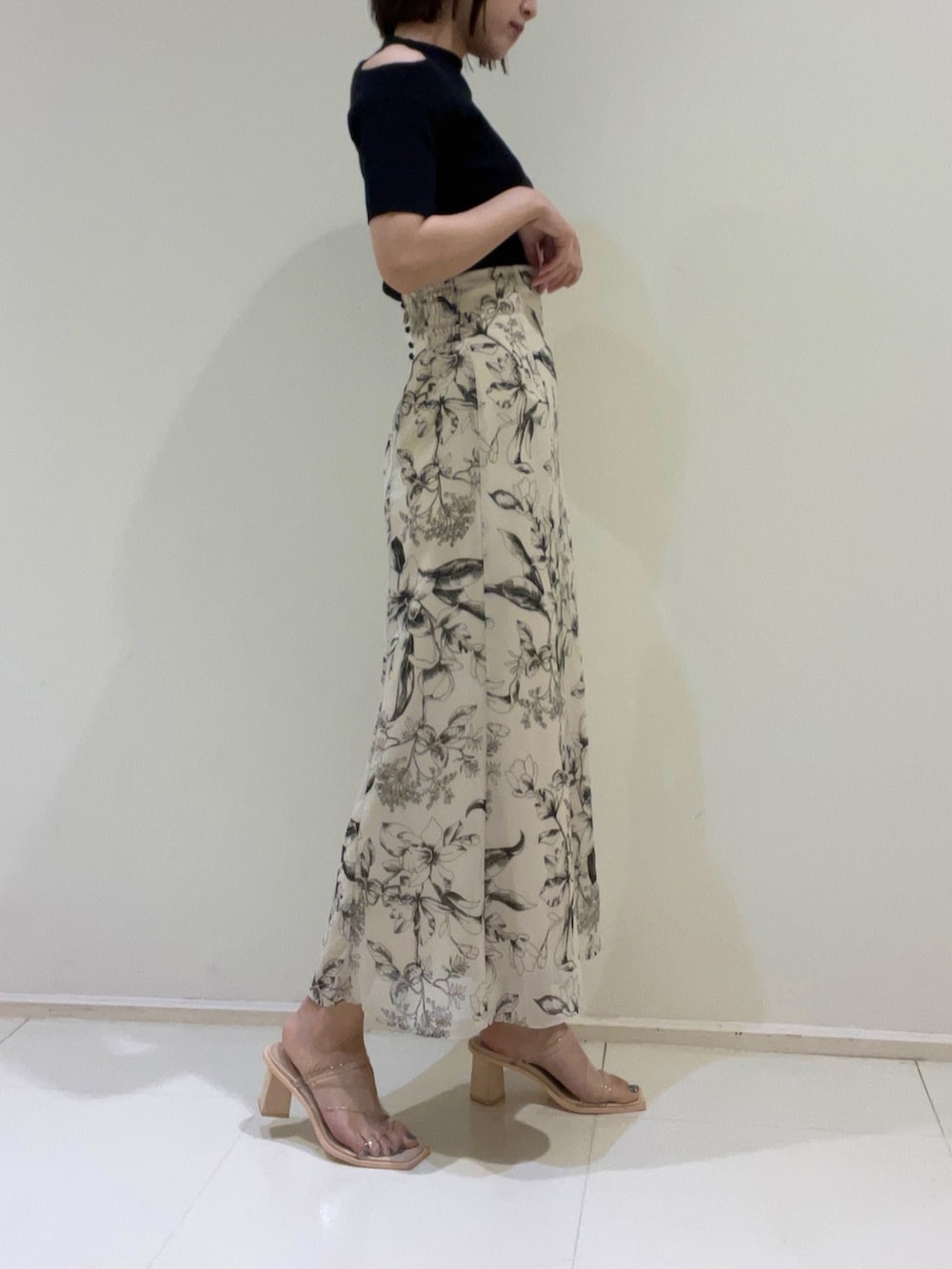 ベージュ系のテーラードジャケット、グリーン系のハンドバッグ、その他のサンダルを着用したレディースの春コーディネートの4枚目の写真