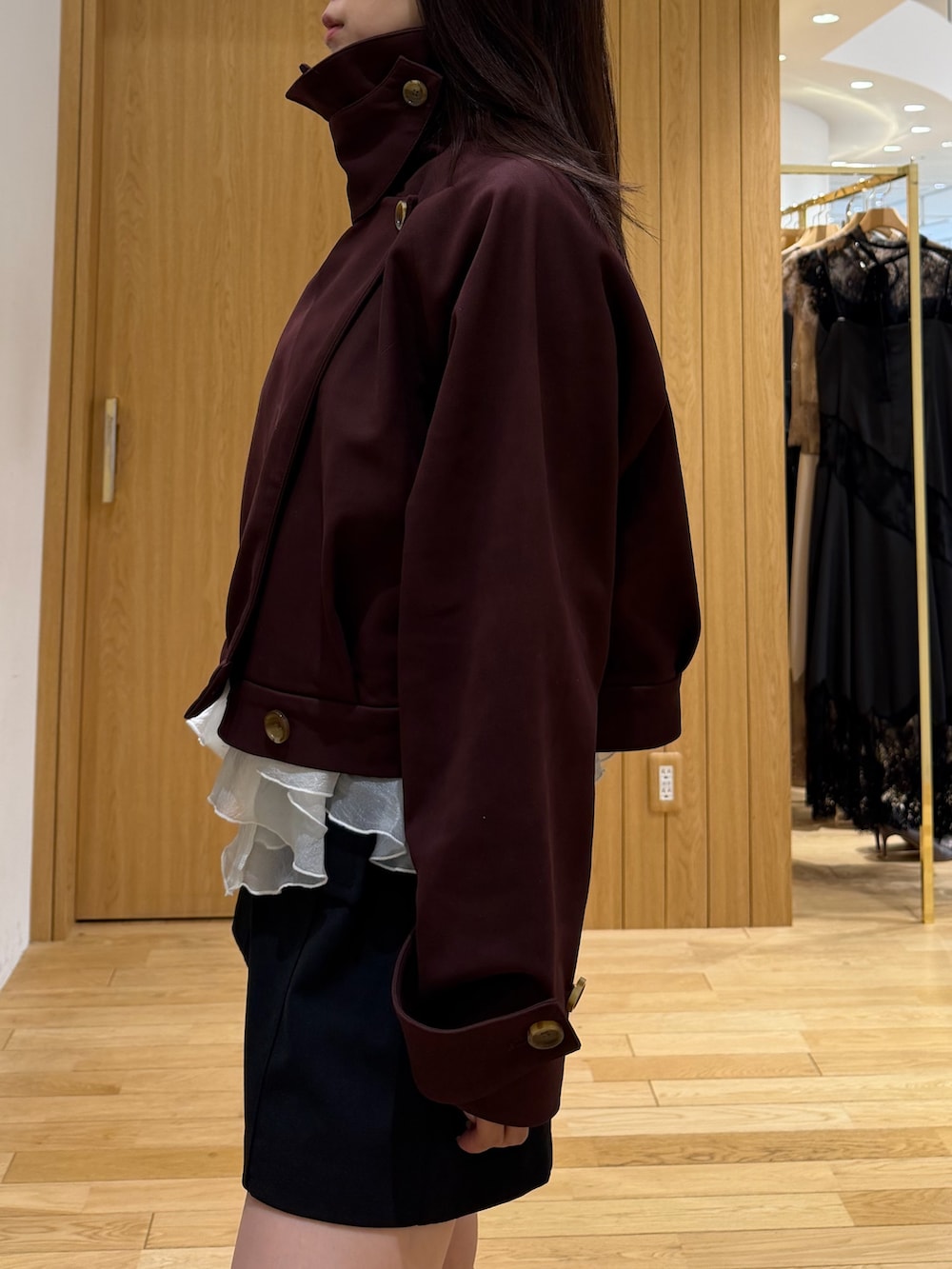 ブラック系のその他パンツ、ブラック系のハンドバッグ、ブラック系のブーツを着用したレディースの秋コーディネートの7枚目の写真