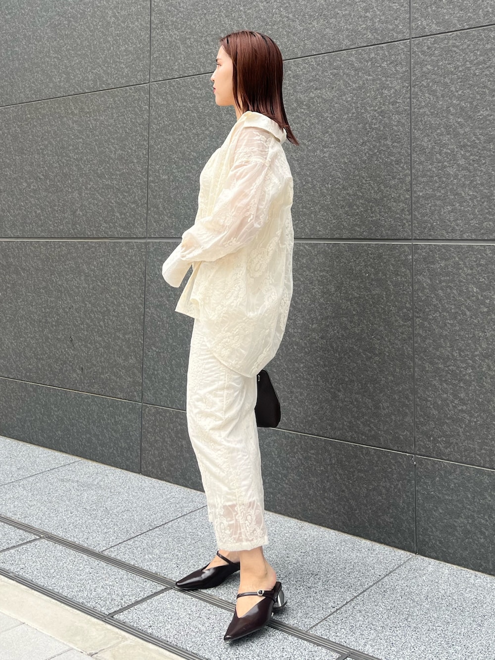 ホワイト系のワンピース、ホワイト系のシャツ/ブラウス、ブラウン系のボストンバッグを着用したレディースの夏コーディネートの2枚目の写真