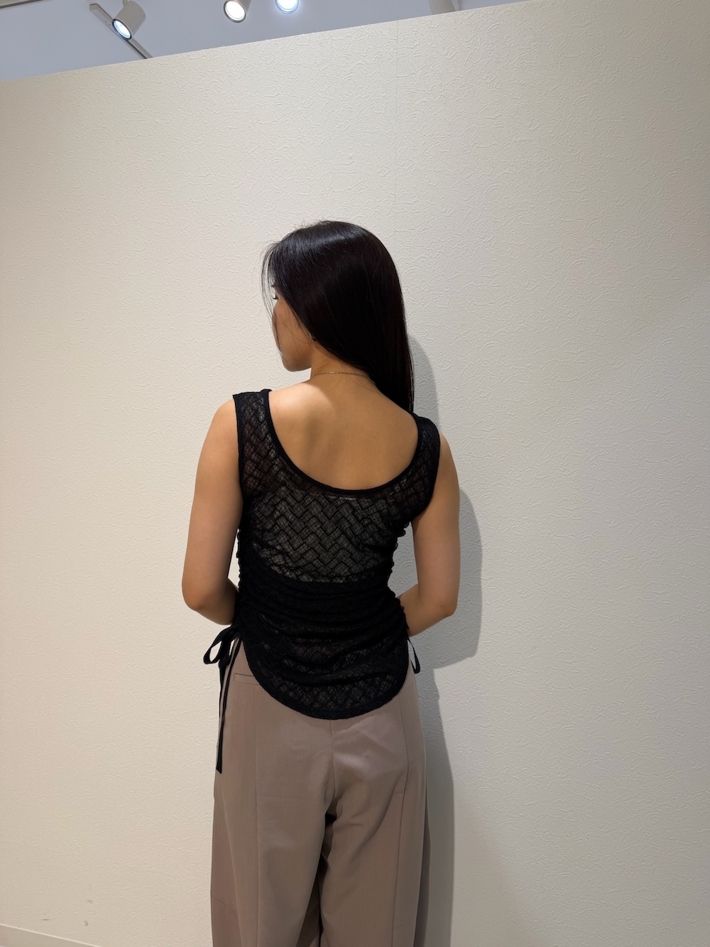 ブラック系のシャツ/ブラウス、ベージュ系のその他パンツ、ブラック系のハンドバッグを着用したレディースの夏コーディネートの6枚目の写真