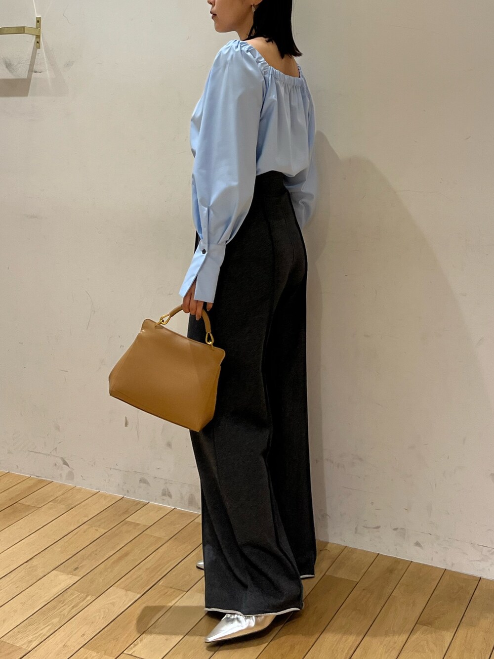 グレー系のスウェットパンツ、ブルー系のシャツ/ブラウス、ブラウン系のハンドバッグを着用したレディースの春コーディネートの2枚目の写真