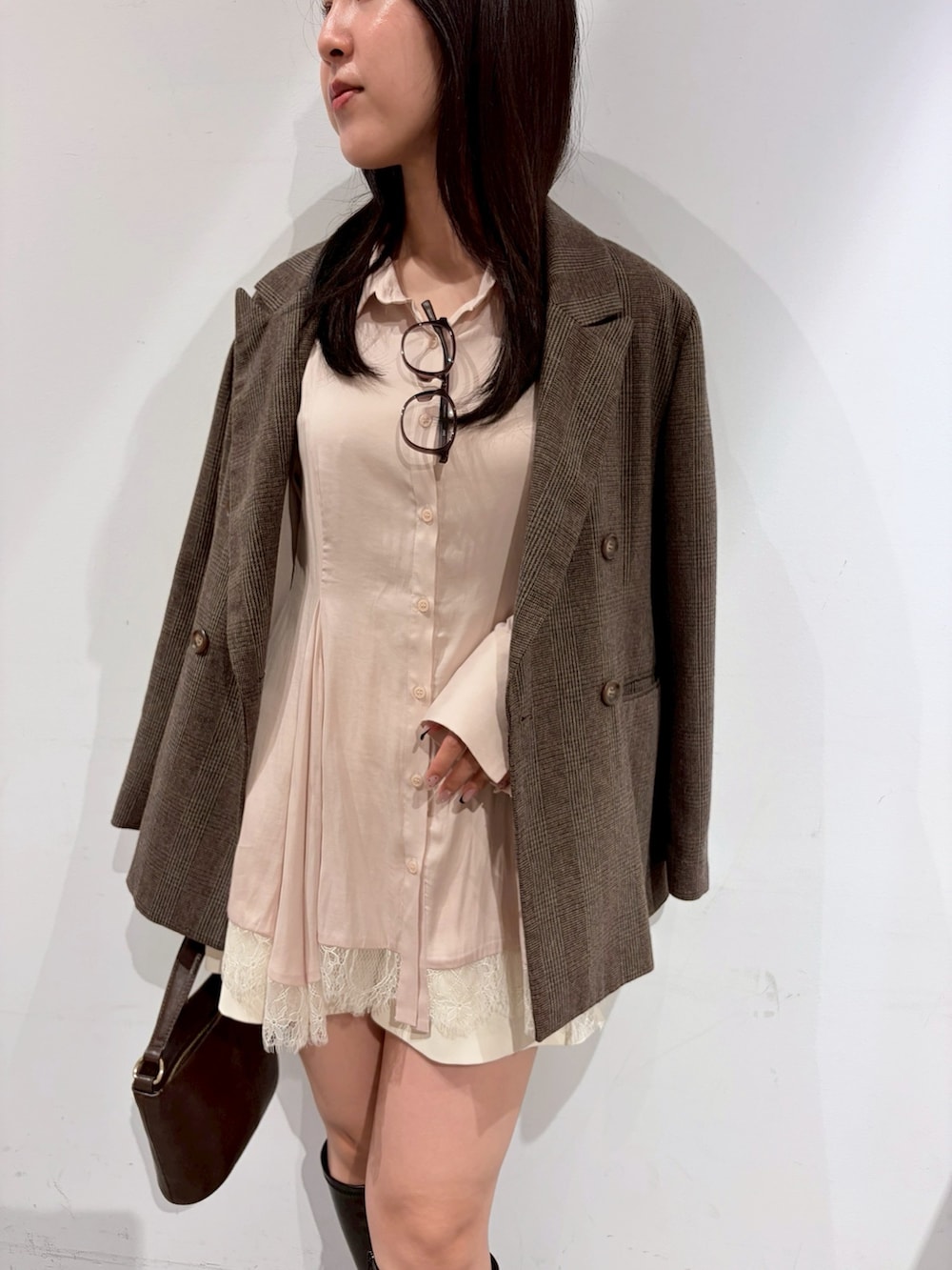 ピンク系のシャツ/ブラウス、ホワイト系のその他パンツ、ブラック系のブーツを着用したレディースの夏コーディネートの4枚目の写真
