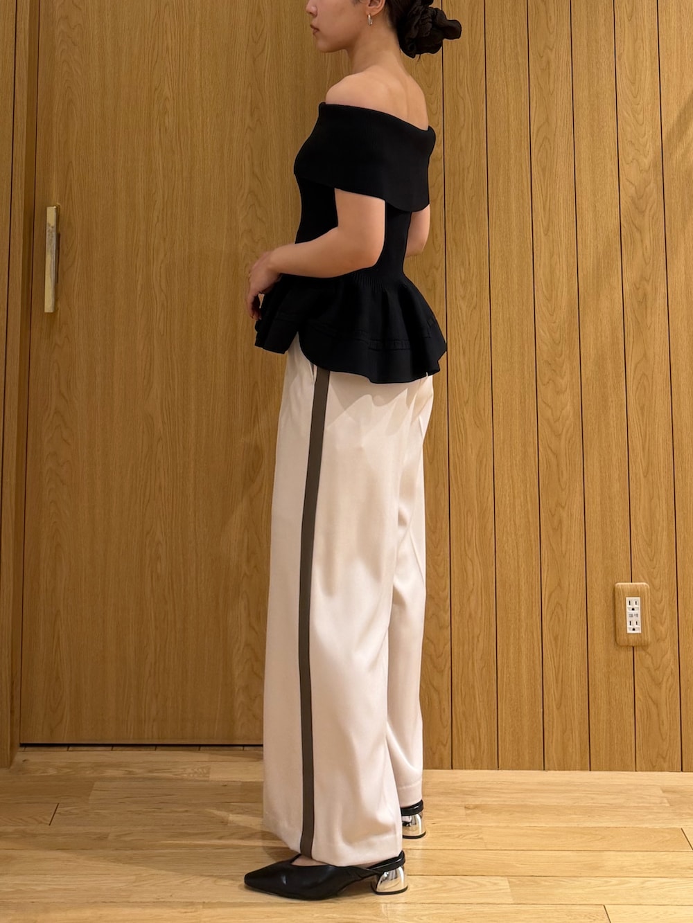 ホワイト系のその他パンツ、ブラック系のニット/セーターを着用したレディースの春コーディネートの2枚目の写真