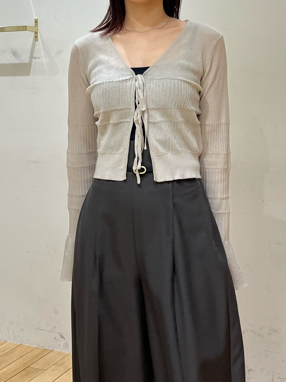 グレー系のその他パンツ、ブラック系のスニーカー、グレー系のカーディガン/ボレロを着用したレディースの春コーディネートの4枚目の写真